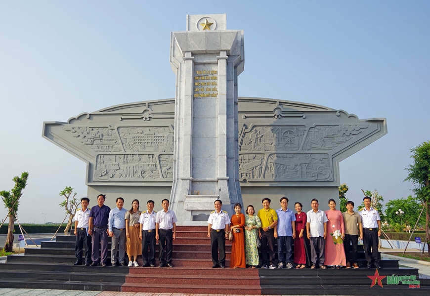 Hội Doanh nghiệp Cơ khí - Điện và Hội Bảo vệ thiên nhiên và môi trường TP Hồ Chí Minh thăm Vùng 2 Hải quân